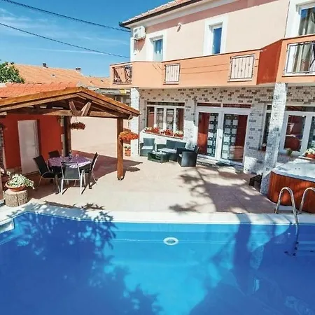 別荘 House With A Swimming Pool - 25271